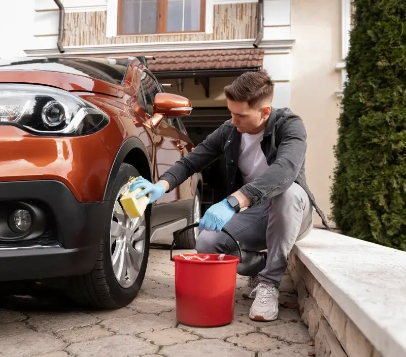 Lavage auto à domicile Veyrier-du-Lac : professionnel intervenant sur un véhicule